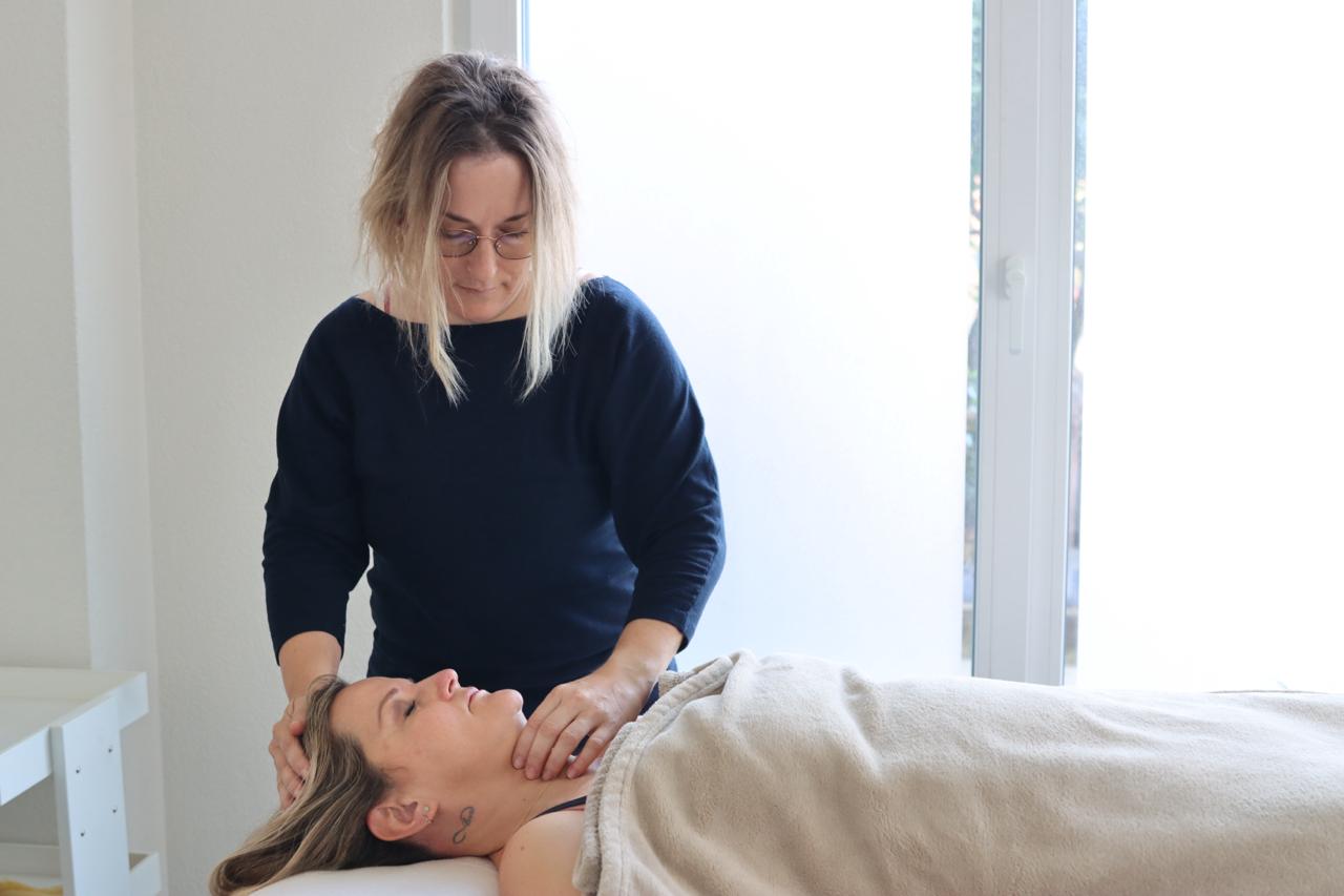 Behandlung im Nackenbereich